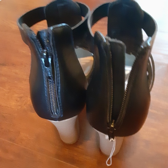 Black strappy wedges - Picture 2 of 3